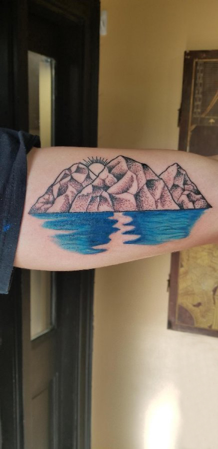 手臂山水纹身 男生手臂上彩色的山水纹身图片