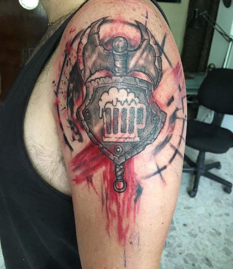 纹身盾牌 男生大臂上坚硬的盾牌纹身图片