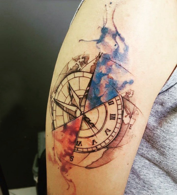 纹身指南针 男生大臂上彩绘指南针纹身图片
