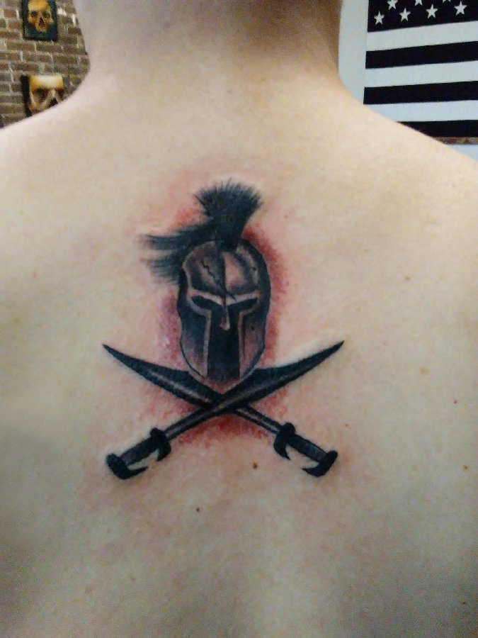 武士头盔纹身 男生后背上黑色的武士头盔纹身图片