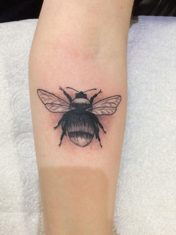 小蜜蜂纹身 女生手臂上小巧的蜜蜂纹身图片