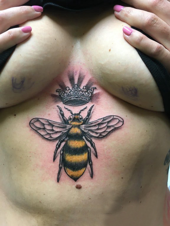 小蜜蜂纹身 女生胸部彩绘小蜜蜂纹身图片