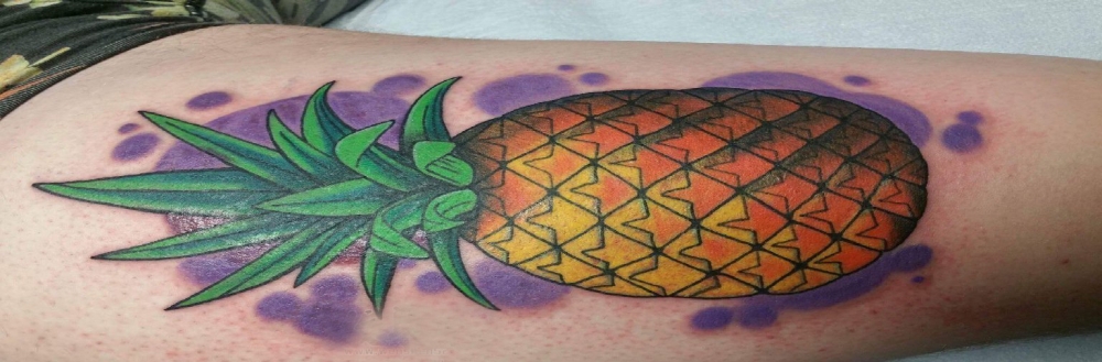 彩绘纹身 男生手臂上彩绘纹身菠萝图案
