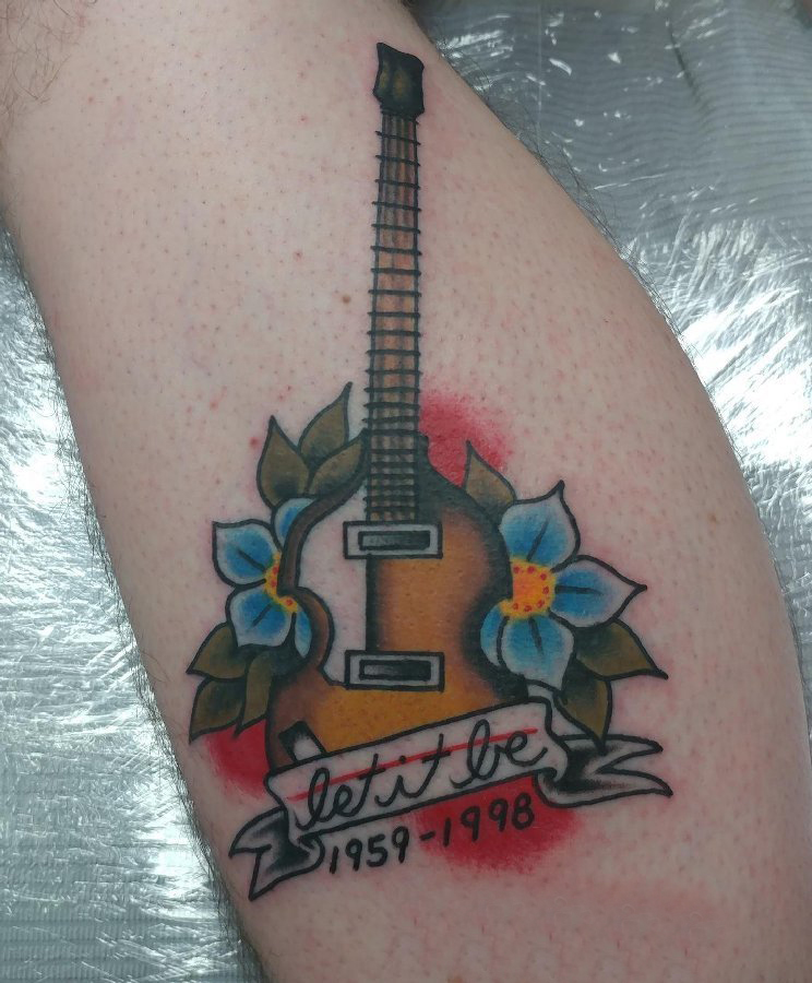 吉普森吉他纹身 男生小腿上花朵和吉他纹身图片
