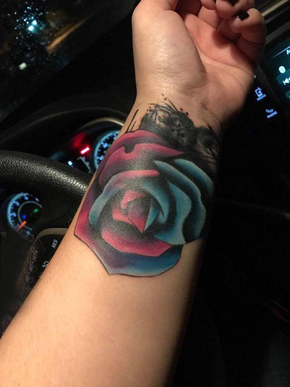 纹身玫瑰 女生手臂上彩色渐变纹身玫瑰图片