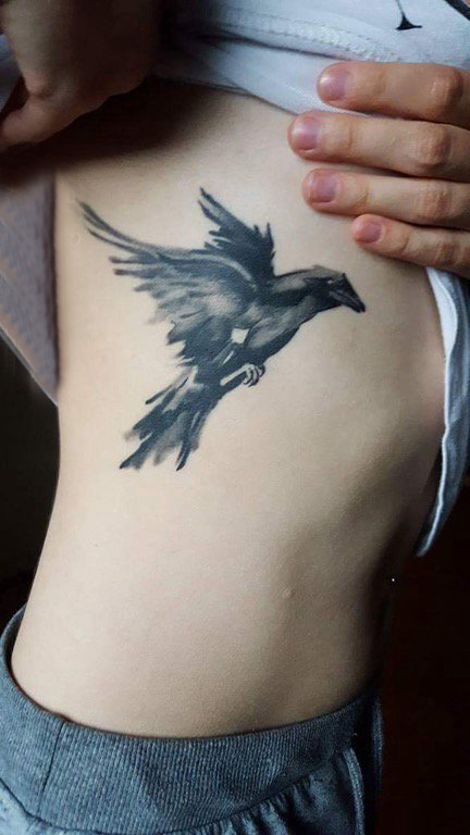 纹身鸟 女生侧腰上黑色的小鸟纹身图片