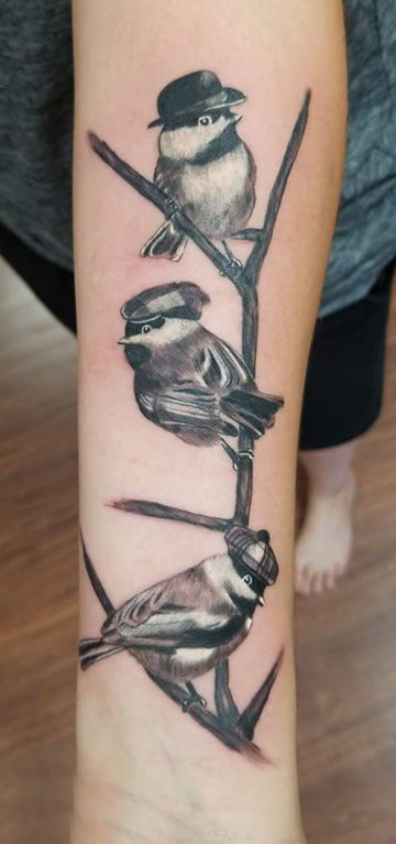 纹身鸟 女生手臂上黑色的小鸟纹身图片