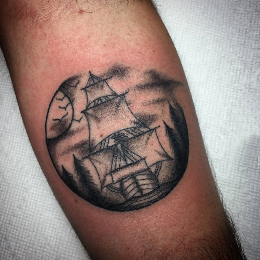 纹身小帆船 男生手臂上黑色纹身小帆船图片