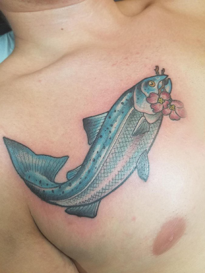 纹身招财鱼 男生胸部花朵和鱼纹身图片