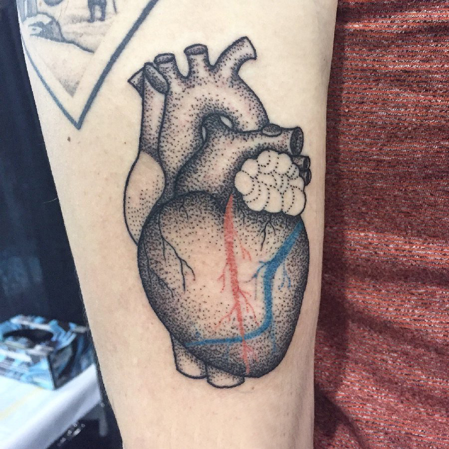 心脏纹身 男生手臂上黑色纹身点刺心脏纹身图片