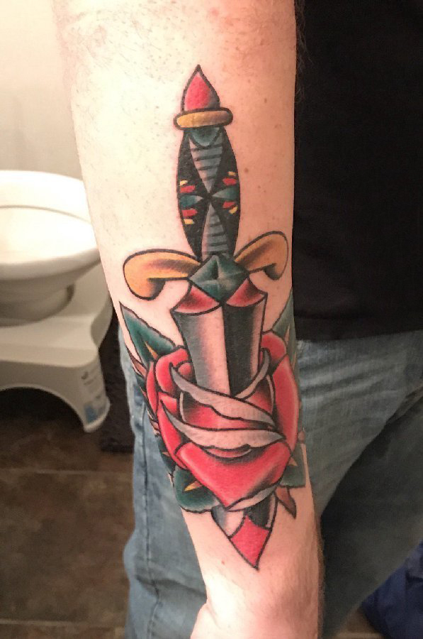 匕首纹身图案 男生手臂上玫瑰纹身和匕首纹身图案