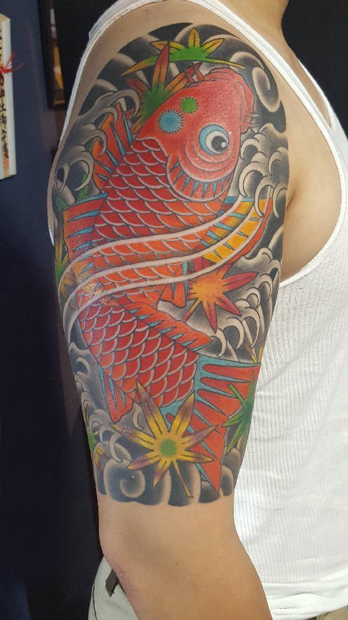 大臂锦鲤纹身 男生大臂上彩色的锦鲤纹身图片
