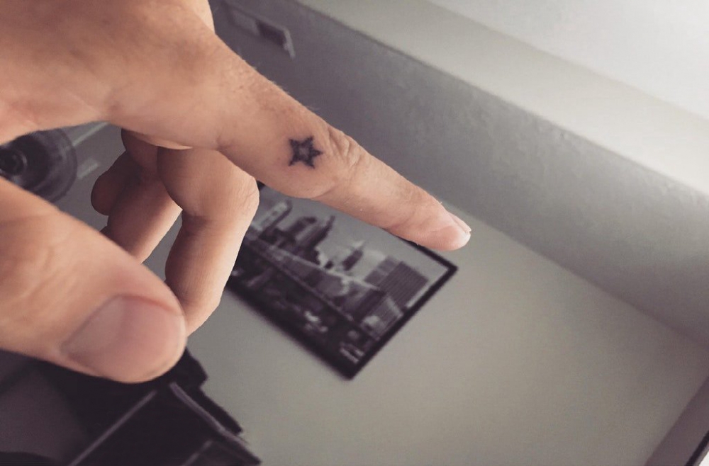 大五角星纹身 男生手指上黑色的五角星纹身图片