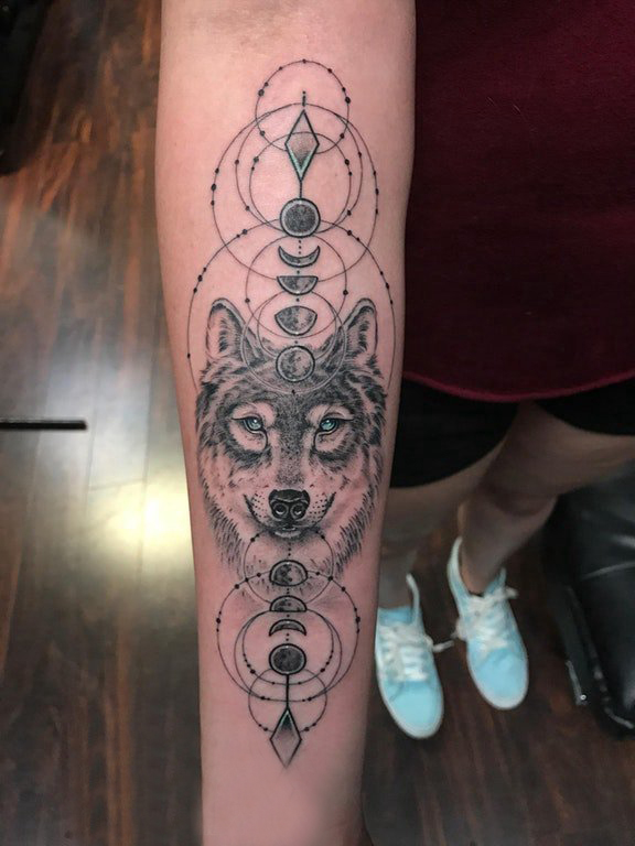 滴血狼头纹身图片 女生手臂上黑色的狼头纹身图片
