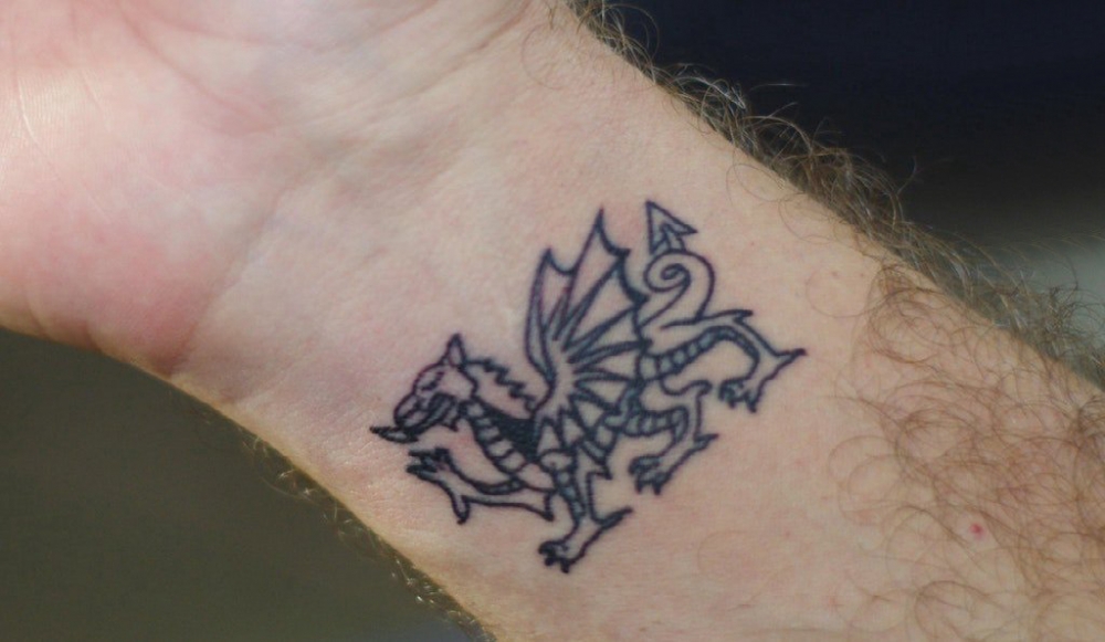 飞龙纹身图 男生手腕上黑色的飞龙纹身图片
