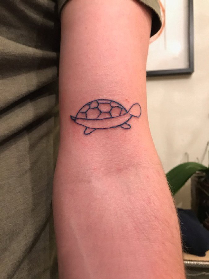 龟纹身 男生手臂上黑色的乌龟纹身图片