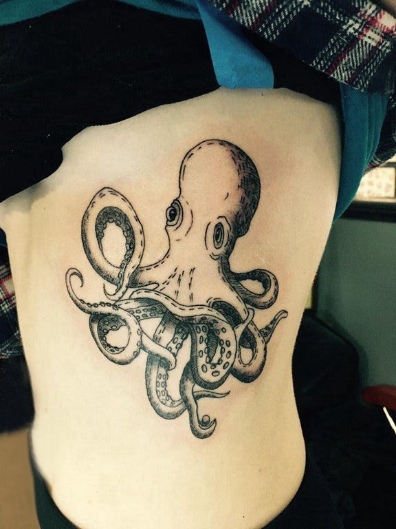 黑色章鱼纹身 女生侧腰上黑色的章鱼纹身图片