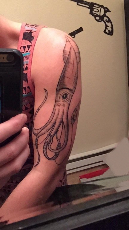 黑色章鱼纹身 女生手臂上黑色章鱼纹身图片