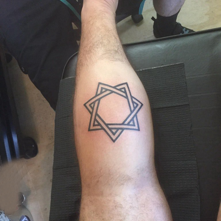 几何元素纹身 男生小腿上黑色几何纹身图片