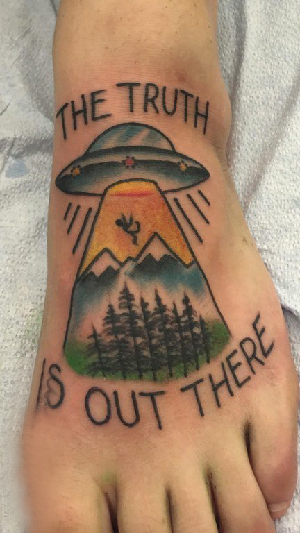 脚背纹身 男生脚背上彩色的飞碟纹身图片