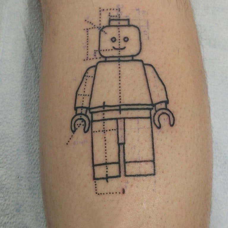 欧美小腿纹身 男生小腿上黑色的乐高玩具纹身图片