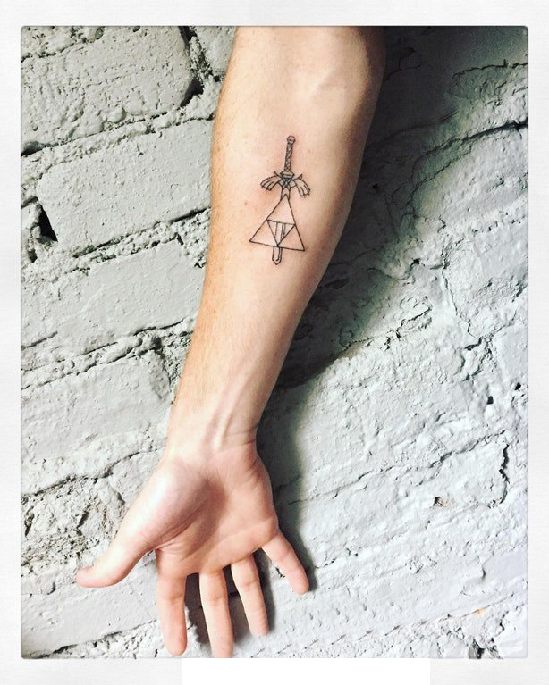 手臂纹身素材 男生手臂上三角形和宝剑纹身图片