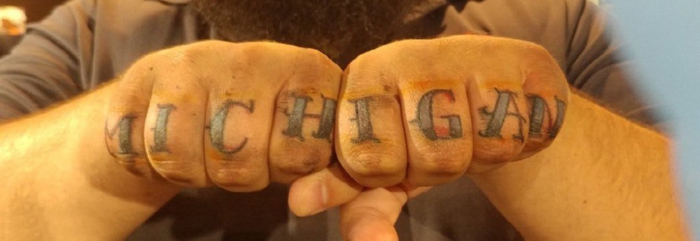 手指字母纹身 男生手指上简单的字母纹身图片