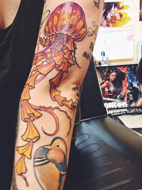水母纹身图案 女生手臂上水母纹身图案