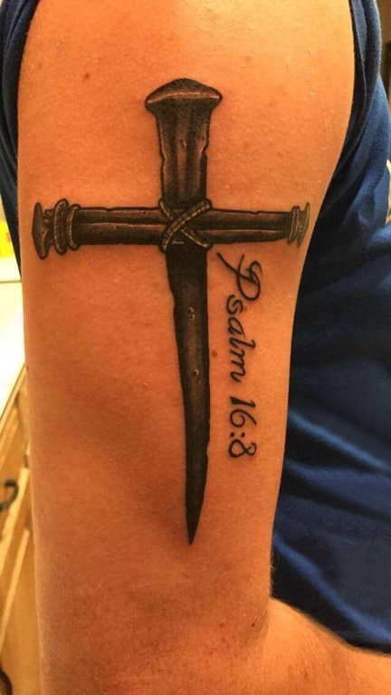 纹身小十字架 男生手臂上黑色的十字架纹身图片
