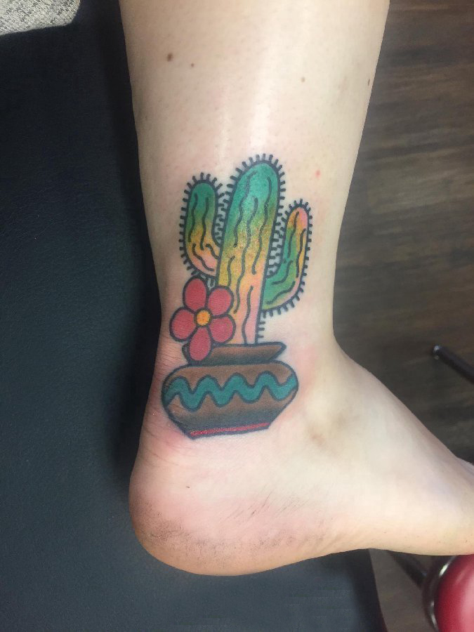 仙人掌纹身 女生脚踝上彩色的仙人掌纹身图片