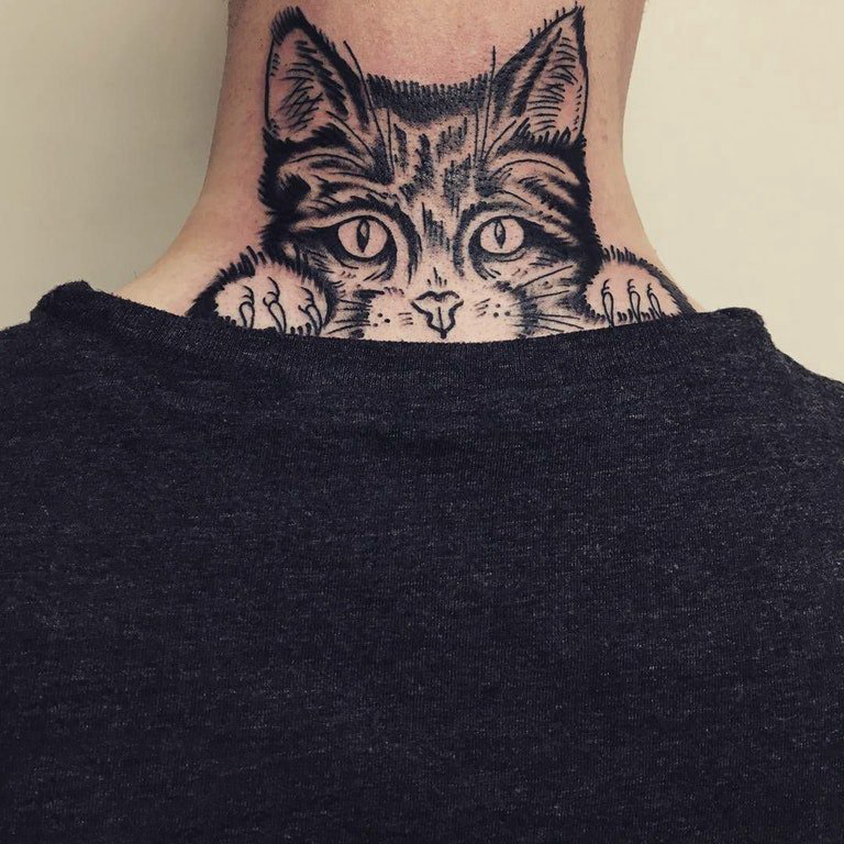 小猫咪纹身 男生颈后黑色的猫咪纹身图片