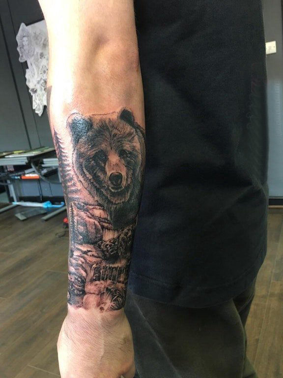 熊纹身 男生手臂上黑色的熊纹身图片