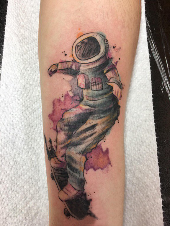 宇航员纹身图案 男生手臂上创意宇航员纹身图片
