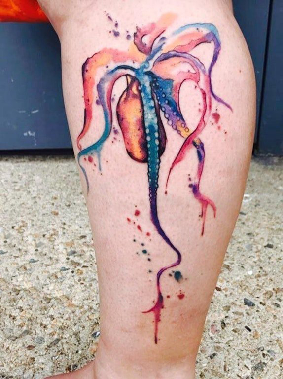 章鱼纹身简单 女生小腿上彩色的章鱼纹身图片