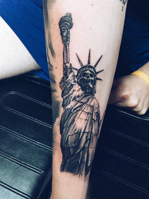 自由女神胳膊纹身 男生手臂上黑色的自由女神纹身图片