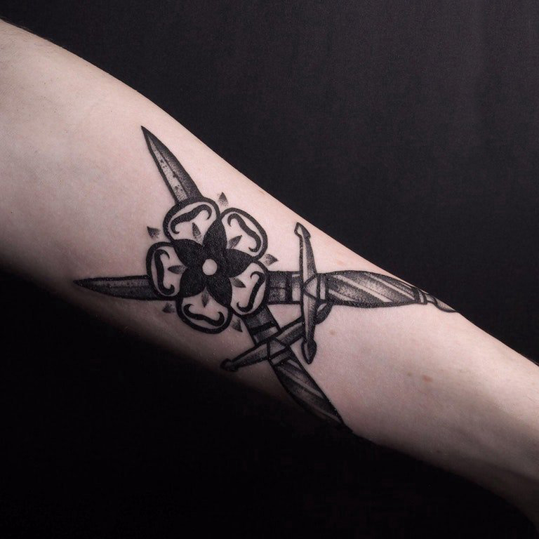 匕首纹身图案 女生手臂上匕首纹身图案