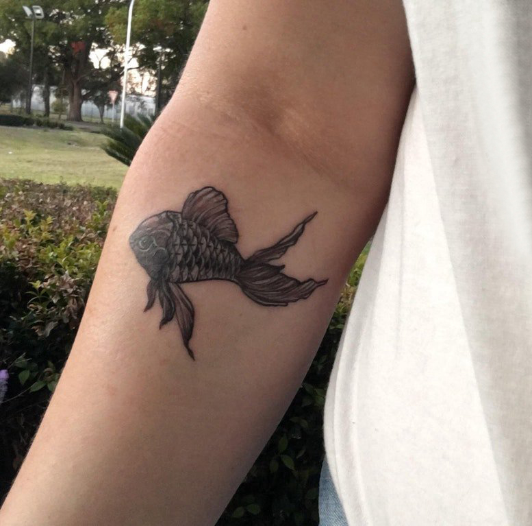 黑色金鱼纹身 男生手臂上黑色的金鱼纹身图片