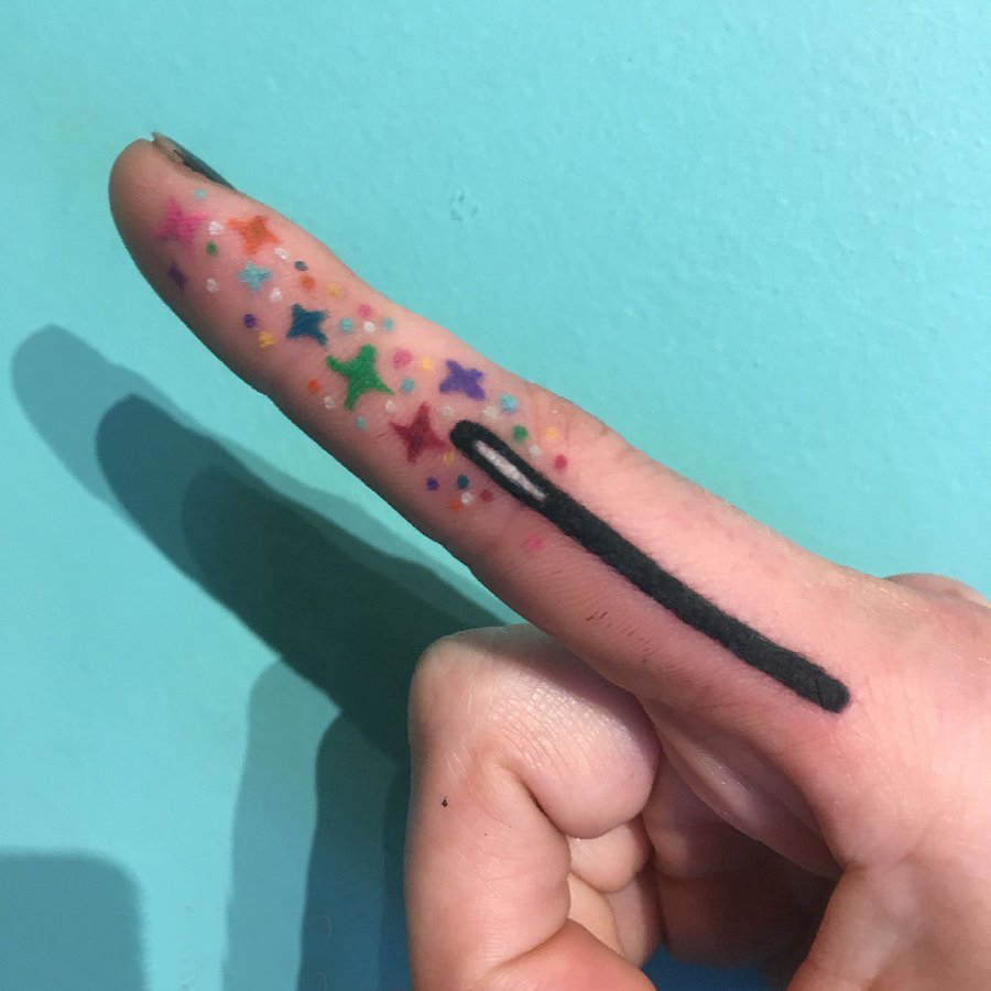 简约手指纹身 女生手指上彩色的魔法棒纹身图片