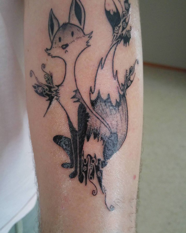 九尾狐狸纹身 男生手臂黑色的狐狸纹身图片