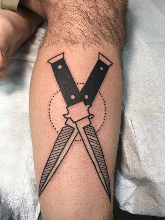 欧美匕首纹身 男生小腿上黑色的匕首纹身图片