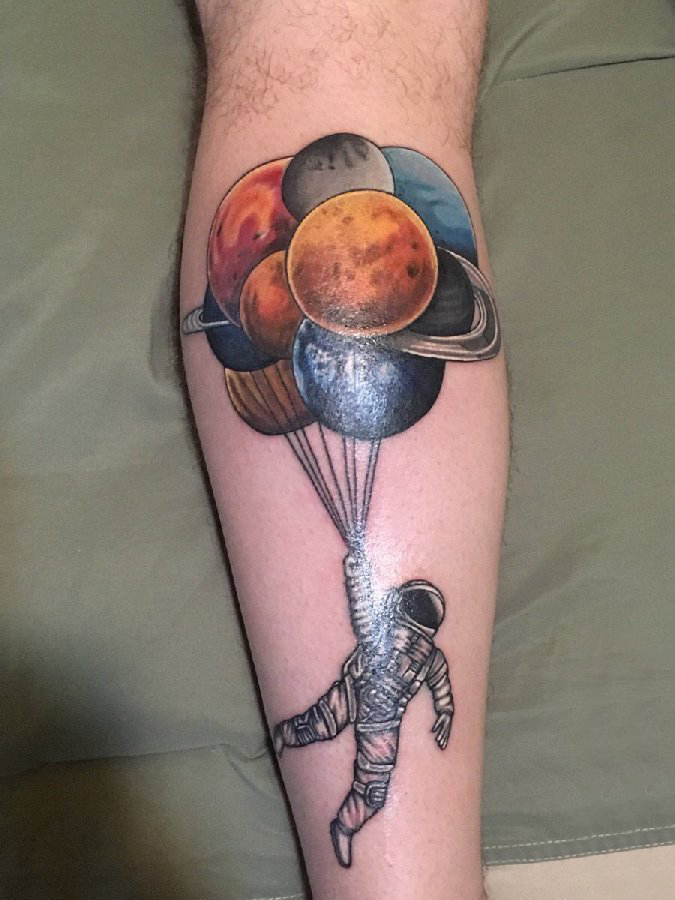 欧美小腿纹身 男生小腿上彩色气球和宇航员纹身图片