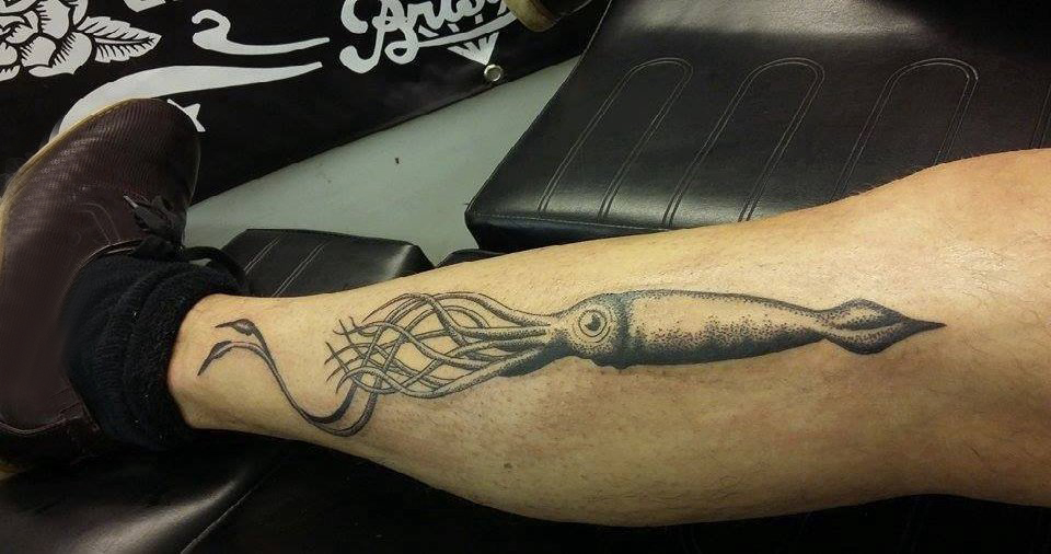 欧美小腿纹身 男生小腿上黑色的鱿鱼纹身图片