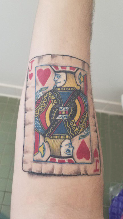 扑克牌纹身 男生手臂上彩色的扑克牌纹身图片