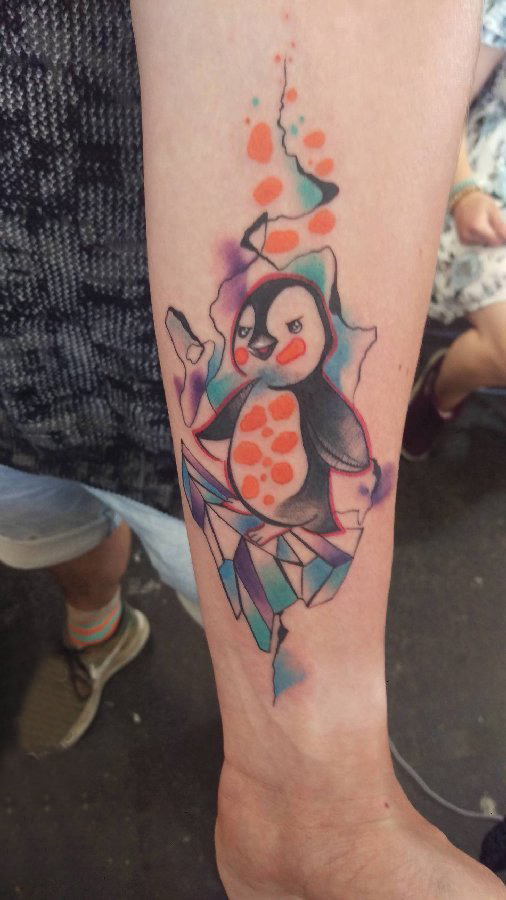 企鹅纹身图 女生手臂上彩色的企鹅纹身图片
