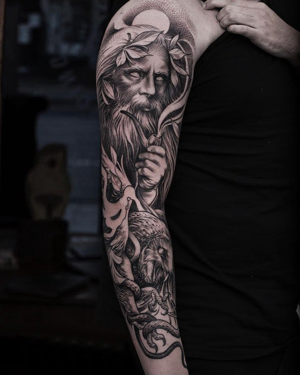 人物肖像纹身 女生手臂上黑灰人物肖像纹身图片