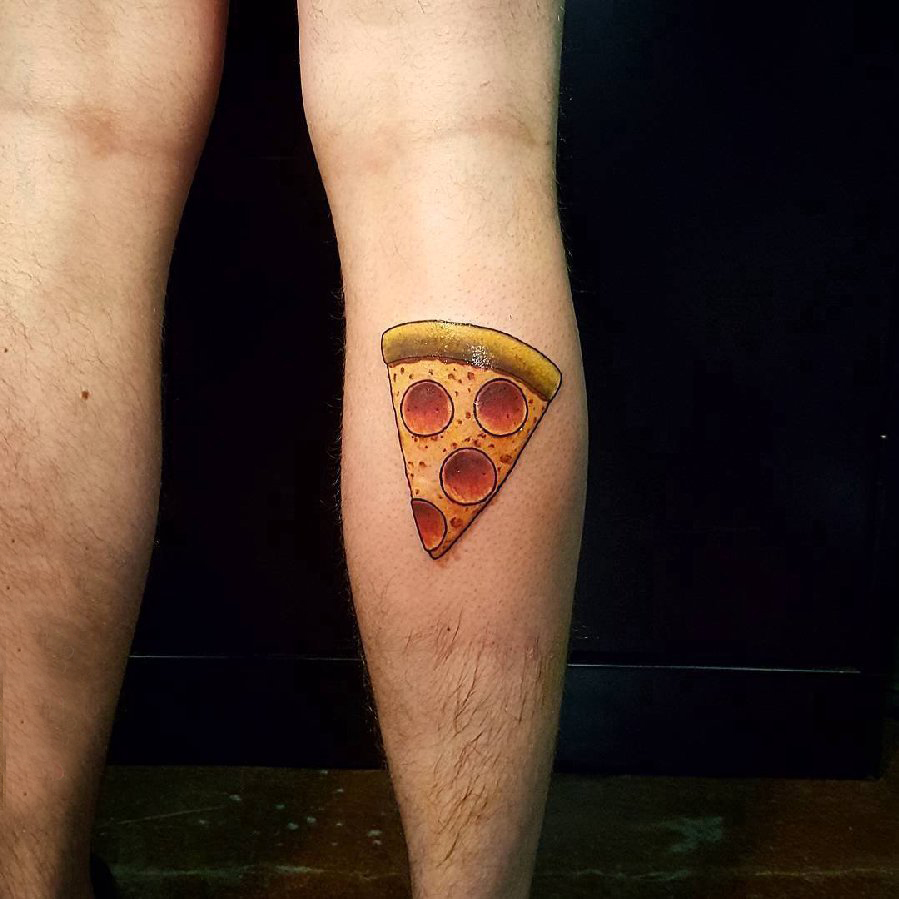 食物纹身 男生小腿上彩色的披萨食物纹身图片