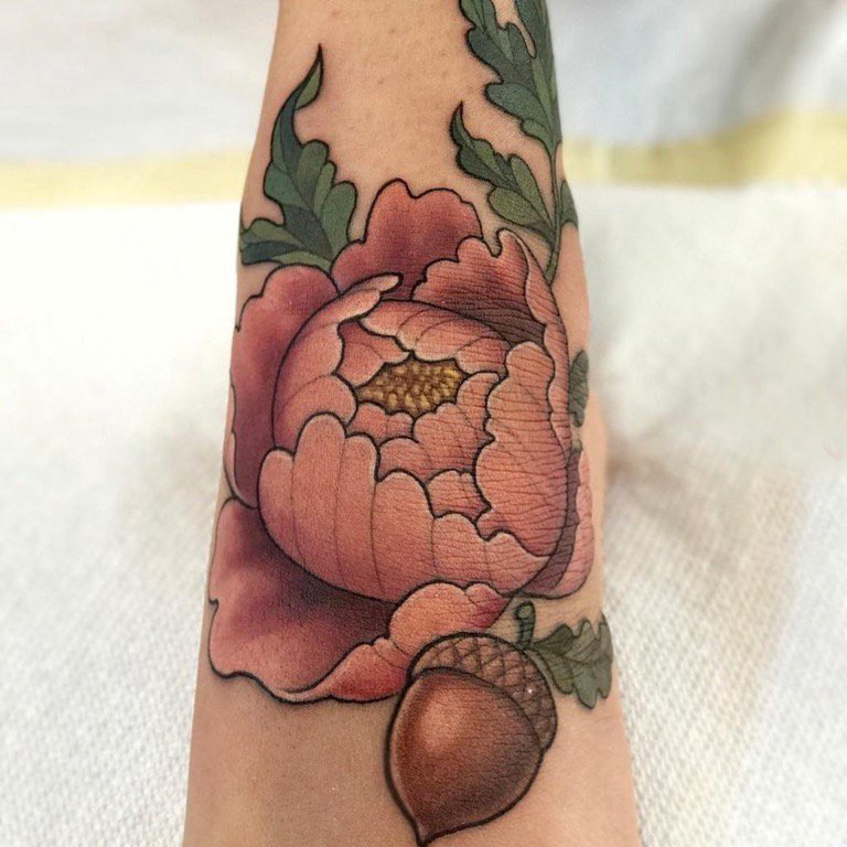 手臂纹身素材 女生手臂上松果和花朵纹身图片