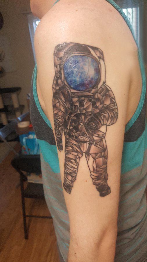 双大臂纹身 男生大臂上宇航员纹身图片