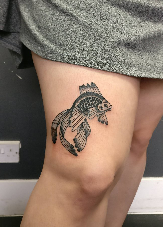 水墨金鱼纹身 女生大腿上黑色的金鱼纹身图片
