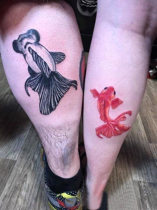 水墨金鱼纹身 情侣小腿上可爱的金鱼纹身图片